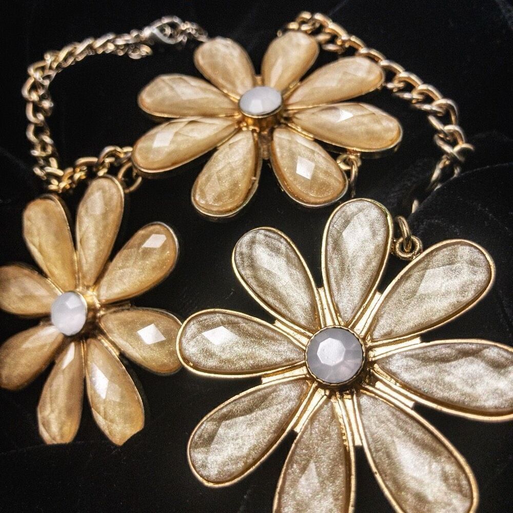 Retro-Styled Sun-Kissed Daisy Trio Bib Necklace - Picture 6 of 7